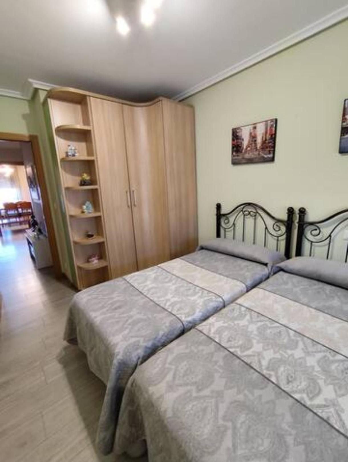 Apartamento De Tres Dormitorios Con Garaje Y Todos Los Servicios Cerca Burgos Ngoại thất bức ảnh